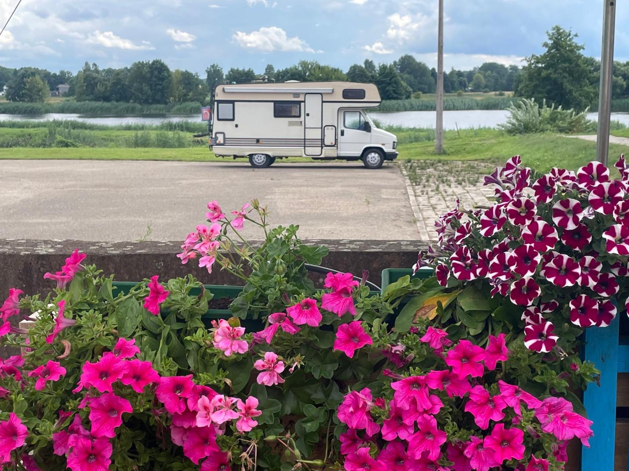 Riverside Motel Єлгава Екстер'єр фото